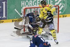 DEL - Eishockey - ERC Ingolstadt - Krefeld Pinguine - Saison 2015/2016 - Timo Pielmeier Torwart (#51 ERC Ingolstadt) - Norman Hauner (#94 Krefeld)  - Foto: Meyer Jürgen