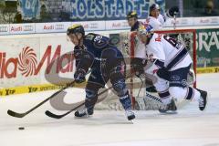 DEL - Eishockey - ERC Ingolstadt - EHC München Red Bull - Thomas Greilinger (ERC 39) mit einem Drehschuß zum Tor von Danny aus den Birken (EHC)