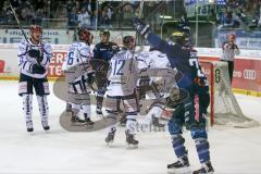 DEL - Eishockey - ERC Ingolstadt - Iserlohn Roosters - Saison 2015/2016 - Petr Taticek (#17 ERC Ingolstadt) mit dem 2:0 Führungstreffer - John Laliberte (#15 ERC Ingolstadt) - Pickard Chet Torwart (#34 Iserlohn) - Lavalleé Kevin (#20 Iserlohn) - Jubel - F