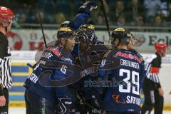 DEL - Eishockey - ERC Ingolstadt - Grizzlys Wolfsburg - Saison 2015/2016 - John Laliberte (#15 ERC Ingolstadt) mit dem 1: 3 Anschlußtreffer - Abklatschen der Spieler - Thomas Greilinger (#39 ERC Ingolstadt) - John Laliberte (#15 ERC Ingolstadt)  - Foto: J