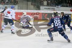 DEL - Eishockey - ERC Ingolstadt - Adler Mannheim - Saison 2015/2016 - Brandon McMillan (ERC Ingolstadt) mit einer Torchance - Emery Raymond Torwart(#30 Mannheim) - Reul Denis (#29 Mannheim) - Foto: Meyer Jürgen