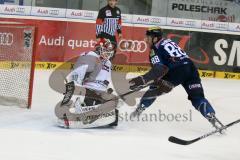 DEL - Eishockey - ERC Ingolstadt - Augsburger Panther - Saison 2015/2016 - Brandon McMillan (ERC Ingolstadt) - Ben Meisner Torwart (#30 Augsburg)  - Foto: Meyer Jürgen