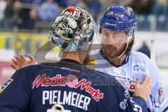 DEL - Eishockey - ERC Ingolstadt - Straubing Tigers - Saison 2015/2016 - Timo Pielmeier (#51 ERC Ingolstadt) unterhält sich mit O´Connor Sean (#73 Straubing) - Foto: Jürgen Meyer