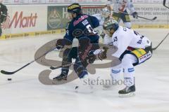 DEL - Eishockey - ERC Ingolstadt - Eisbären Berlin - Saison 2015/2016 - Brandon Buck (#9 ERC Ingolstadt) - Pohl Petr (#33 Berlin) - Foto: Meyer Jürgen