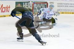 DEL - Eishockey - ERC Ingolstadt - Schwenninger Wild Wings - Saison 2015/2016 - Björn Barta (#33 ERC Ingolstadt) - Dimitri Pätzold Torwart (#32 Schwenningen) - Foto: Meyer Jürgen