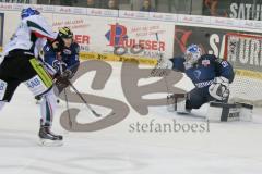 DEL - Eishockey - ERC Ingolstadt - Augsburger Panther - Saison 2015/2016 - Eisenhut Marco (#30 ERC Ingolstadt) pariert einen Schuss - Benedikt Schopper (#11 ERC Ingolstadt) - Foto: Meyer Jürgen