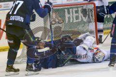 DEL - Eishockey - ERC Ingolstadt - EHC München Red Bull - Brandon Buck (ERC 9) rutscht mit dem Puck ins Tor von Torwart Danny aus den Birken (EHC) und erzielt das 2:1 Jubel