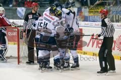 DEL - Eishockey - ERC Ingolstadt -Hamburg Freezers - Saison 2015/2016 - Brandon McMillan (ERC Ingolstadt) schiesst den 3:1 Führungstreffer - Benedikt Schopper (#11 ERC Ingolstadt) - Dustin Friesen (#14 ERC Ingolstadt) -  Jubel - Foto: Meyer Jürgen