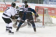 DEL - Eishockey - ERC Ingolstadt - Thomas Sabo Ice Tigers - Saison 2015/2016 - Brandon McMillan (ERC Ingolstadt) schiesst den 1:0 Führungstreffer - John Laliberte (#15 ERC Ingolstadt) - Andreas Jenike Torwart (29 Ice Tigers) - Foto: Meyer Jürgen