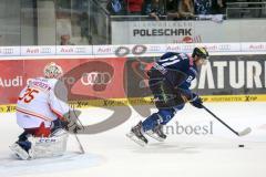 DEL - Eishockey - ERC Ingolstadt - Düsseldorfer EG DEG -  Torwart Mathias Niederberger (DEG 35) und rechts Tomas Kubalik (ERC 81) zieht ab und trifft zum 2:3 Tor Jubel