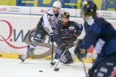 DEL - Eishockey - ERC Ingolstadt - Hamburg Freezers - Saison 2015/2016 - Thomas Pielmeier (#50 ERC Ingolstadt) - Adam Mitchell (#47 Hamburg) - Foto: Meyer Jürgen