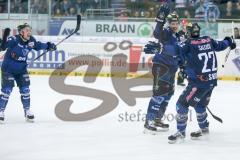 DEL - Eishockey - ERC Ingolstadt - Iserlohn Roosters - Saison 2015/2016 - Petr Taticek (#17 ERC Ingolstadt) mit dem 2:0 Führungstreffer - Salcido Brian (#22 ERC Ingolstadt) - Jubel - Alexander Barta (#92 ERC Ingolstadt) - Foto: Meyer Jürgen