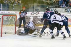 DEL - Eishockey - ERC Ingolstadt - Thomas Sabo Ice Tigers - Saison 2015/2016 - Tyler Beskorowany Torwart (#34 Ice Tigers) - Brian Lebler (#7 ERC Ingolstadt) - Foto: Meyer Jürgen