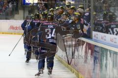 DEL - Eishockey - ERC Ingolstadt - Krefeld Pinguine - Saison 2015/2016 - Ablatschen an der Bande nach dem 2:1 Führungstreffer durch David Elsner (#61 ERC Ingolstadt) - Foto: Jürgen Meyer