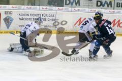 DEL - Eishockey - ERC Ingolstadt - Eisbären Berlin - Saison 2015/2016 - Jared Ross (#42 ERC Ingolstadt) - Vehanen Petri Torwart (#31 Berlin) - Foto: Meyer Jürgen