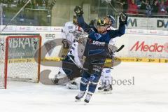 DEL - Eishockey - ERC Ingolstadt - Eisbären Berlin - Saison 2015/2016 - Björn Barta (#33 ERC Ingolstadt) bejubelt das 1:0 von Thomas Pielmeier (#50 ERC Ingolstadt) - Foto: Meyer Jürgen