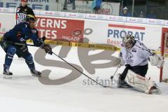 DEL - Eishockey - ERC Ingolstadt - Thomas Sabo Ice Tigers - Saison 2015/2016 - Brian Lebler (#7 ERC Ingolstadt) mit einer Torchance - Andreas Jenike Torwart (29 Ice Tigers) -) - Foto: Meyer Jürgen