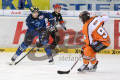 DEL - Eishockey - ERC Ingolstadt - Grizzlys Wolfsburg - Tomas Kubalik (ERC 81) zieht ab und trifft Andre Reiss rechts