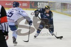 DEL - Eishockey - ERC Ingolstadt - Straubing Tigers - Saison 2015/2016 - Björn Barta (#33 ERC Ingolstadt) - Dotzler Aleksander (#25 Straubing) - Foto: Jürgen Meyer