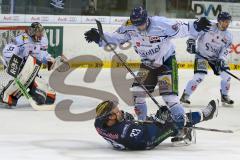 DEL - Eishockey - ERC Ingolstadt - Straubing Tigers - Saison 2015/2016 - Björn Barta (#33 ERC Ingolstadt) - Jobke Connor (#7 Straubing) - Foto: Jürgen Meyer