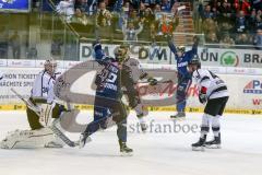 DEL - Eishockey - ERC Ingolstadt - Thomas Sabo Ice Tigers - Saison 2015/2016 - Tomas Kubalik (#81 ERC Ingolstadt) mit dem 1:0 Führungstreffer - Alexander Barta (#92 ERC Ingolstadt) - Jubel - Tyler Beskorowany Torwart (#34 Ice Tigers) - Foto: Meyer Jürgen