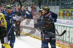 DEL - Eishockey - ERC Ingolstadt - Krefeld Pinguine - Saison 2015/2016 - Benedikt Kohl (#34 ERC Ingolstadt) - Brandon Buck (#9 ERC Ingolstadt) nach seinem 3:0 Führungstreffer -  - Patrick McNeill (#2 ERC Ingolstadt) - Foto: Meyer Jürgen