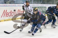 DEL - Eishockey - ERC Ingolstadt - Thomas Sabo Ice Tigers - Saison 2015/2016 - John Laliberte (#15 ERC Ingolstadt) - Casey Borer (#5 Ice Tigers) - Foto: Meyer Jürgen