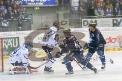 DEL - Eishockey - ERC Ingolstadt - Iserlohn Roosters - Jared Ross (ERC 42) knapp am Tor von Lange Mathias (#24 Iserlohn)