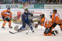 DEL - Eishockey - ERC Ingolstadt - Grizzlys Wolfsburg - Martin Davidek (ERC 12) zieht ab und trifft den Gegenspieler Mark Voakes 49