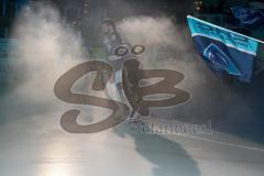 DEL - Eishockey - ERC Ingolstadt - Hamburg Freezers - Saison 2015/2016 - Eisenhut Marco (#30 ERC Ingolstadt) beim Einlaufen - Foto: Meyer Jürgen