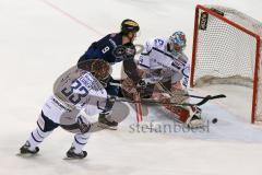 DEL - Eishockey - ERC Ingolstadt - Iserlohn Roosters - Saison 2015/2016 - Brandon Buck (#9 ERC Ingolstadt) - Pickard Chet Torwart (#34 Iserlohn) - Teubert Colten (#33 Iserlohn) -  Foto: Meyer Jürgen