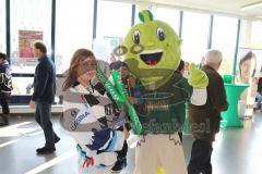 DEL - Eishockey - ERC Ingolstadt - Düsseldorfer EG - Saison 2015/2016 - ERCI Fan mit Jolinchen dem Maskottchen der AOK Ingolstadt -  - Foto: Jürgen Meyer