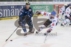 DEL - Eishockey - ERC Ingolstadt - Adler Mannheim - Saison 2015/2016 - Alexander Barta (#92 ERC Ingolstadt)  Metropolit Glen (#50 Mannheim) - Foto: Meyer Jürgen