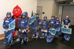 DEL - Eishockey - ERC Ingolstadt - Düsseldorfer EG - Saison 2015/2016 - Kleinstschüler 1 mit Schanzi dem Maskottchen des FC Ingolstadt 04 - Foto: Jürgen Meyer