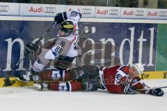 DEL - Eishockey - ERC Ingolstadt -Hamburg Freezers - Saison 2015/2016 - Marcel Müller (#40 Hamburg) checkt Brandon McMillan (ERC Ingolstadt) an der Bande - Foto: Meyer Jürgen