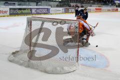 DEL - Eishockey - ERC Ingolstadt - Grizzlys Wolfsburg - Saison 2015/2016 - Brian Lebler (#7 ERC Ingolstadt) vergiebt Penalty  - Brückmann Felix (#90 Wolfsburg) Torwart Wolfsburg - Foto: Jürgen Meyer