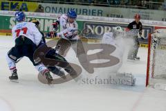 DEL - Eishockey - ERC Ingolstadt - Adler Mannheim - Saison 2015/2016 - John Laliberte (#15 ERC Ingolstadt) trifft den Pfosten - Endras Denis (#44 Mannheim) - Foto: Jürgen Meyer