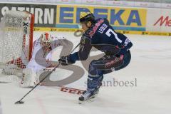 DEL - Eishockey - ERC Ingolstadt - Düsseldorfer EG - Saison 2015/2016 - Brian Lebler (#7 ERC Ingolstadt) - Niederberger Mathias Torwart (#35 Düsseldorf) -  Foto: Jürgen Meyer