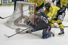 DEL - Eishockey - ERC Ingolstadt - Krefeld Pinguine - Saison 2015/2016 - Brandon Buck (#9 ERC Ingolstadt) schiesst den 3:0 Führungstreffer - Patrick Galbraith Torwart (#31 Krefeld)  - Robin Weihager (#55 Krefeld)  - Yared Hagos (#19 Krefeld)  - Foto: Meye