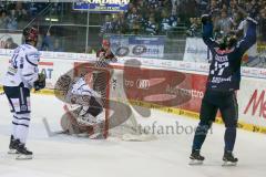 DEL - Eishockey - ERC Ingolstadt - Iserlohn Roosters - Saison 2015/2016 - Petr Taticek (#17 ERC Ingolstadt) schiesst den 2:1 Führungstreffer - Lange Mathias Torwart (#24 Iserlohn) - Foto: Jürgen Meyer