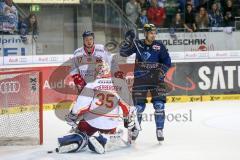 DEL - Eishockey - ERC Ingolstadt - Düsseldorfer EG DEG -  Torwart Mathias Niederberger (DEG 35) und rechts Tomas Kubalik (ERC 81) zieht ab und trifft zum 2:3 Tor Jubel