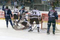 DEL - Eishockey - ERC Ingolstadt - Thomas Sabo Ice Tigers - Saison 2015/2016 - Brandon McMillan (ERC Ingolstadt) schiesst den 1:0 Führungstreffer - John Laliberte (#15 ERC Ingolstadt) - Andreas Jenike Torwart (29 Ice Tigers) - Derek Joslin (#22 Ice Tigers