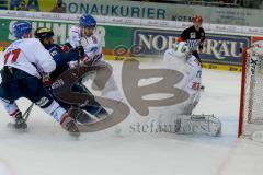 DEL - Eishockey - ERC Ingolstadt - Adler Mannheim - Saison 2015/2016 - John Laliberte (#15 ERC Ingolstadt) trifft den Pfosten - Endras Denis (#44 Mannheim) - Foto: Jürgen Meyer