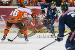 DEL - Eishockey - ERC Ingolstadt - Grizzlys Wolfsburg - Saison 2015/2016 - Jared Ross (#42 ERC Ingolstadt) - Reiss Andre (#96 Wolfsburg) - Foto: Meyer Jürgen