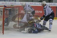 DEL - Eishockey - ERC Ingolstadt - Hamburg Freezers - Saison 2015/2016 - Salcido Brian (#22 ERC Ingolstadt) - Cal Heeter Torwart(#34 Hamburg) - Sean Sullivan (#37 Hamburg) - Petr Taticek (#17 ERC Ingolstadt) - Foto: Meyer Jürgen