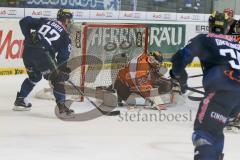 DEL - Eishockey - ERC Ingolstadt - Grizzlys Wolfsburg - Saison 2015/2016 - Vogel Sebastian Torwart (#25 Wolfsburg) - Alexander Barta (#92 ERC Ingolstadt) - Foto: Meyer Jürgen