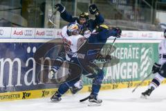 DEL - Eishockey - ERC Ingolstadt - EHC Red Bull München - Jared Ross (#42 ERC Ingolstadt) checkt Söderholm Toni (#26 München) - Brian Lebler (#7 ERC Ingolstadt) - Saison 2015/2016 - Foto: Meyer Jürgen