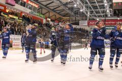 DEL - Eishockey - ERC Ingolstadt - Iserlohn Roosters - Saison 2015/2016 - Die Mannschaft bedankt sich bei den Fans - Jubel - Benedikt Kohl (#34 ERC Ingolstadt) - Thomas Greilinger (#39 ERC Ingolstadt) - Foto: Meyer Jürgen