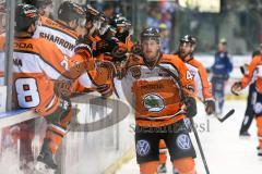 DEL - Eishockey - ERC Ingolstadt - Grizzlys Wolfsburg - Saison 2015/2016 - Abklatschen an der Bande nach dem 0:2 Führungstreffer von Hambly Timothy (#41 Wolfsburg) -  - Foto: Jürgen Meyer
