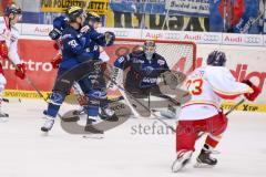 DEL - Eishockey - ERC Ingolstadt - Düsseldorfer EG - Saison 2015/2016 - #dd23# mit einem Schlagschuss - Timo Pielmeier Torwart (#51 ERC Ingolstadt) - Björn Barta (#33 ERC Ingolstadt) - Foto: Jürgen Meyer